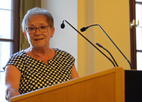 Bürgermeisterin Marion Schäfer-Blake rühmt die Arbeit des Perspektive e.V. am Heuchelhof