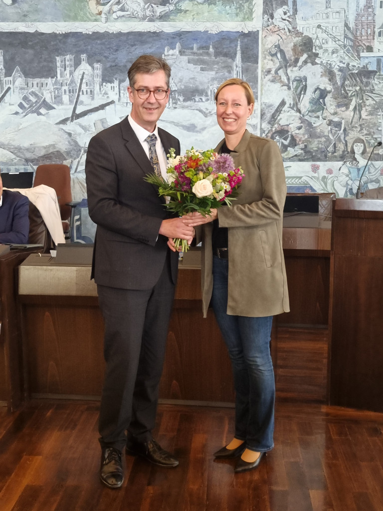 Oberbürgermeister Christian Schuchardt gratuliert Eva von Vietinghoff-Scheel zu ihrer Wahl zur Sozialreferentin der Stadt Würzburg.